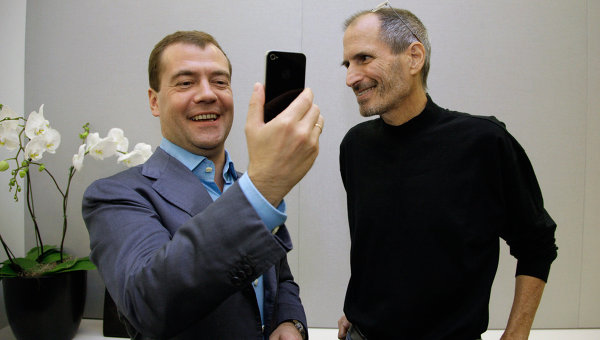 Russian-President-Dmitry-Medvedev-and-Steve-Jobs.jpg