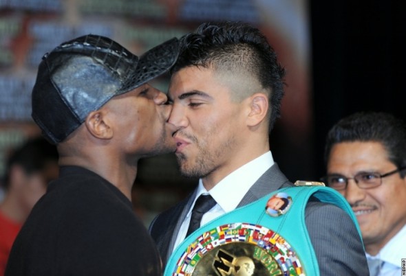 1316177286_floyd-mayweather-kissing.jpg